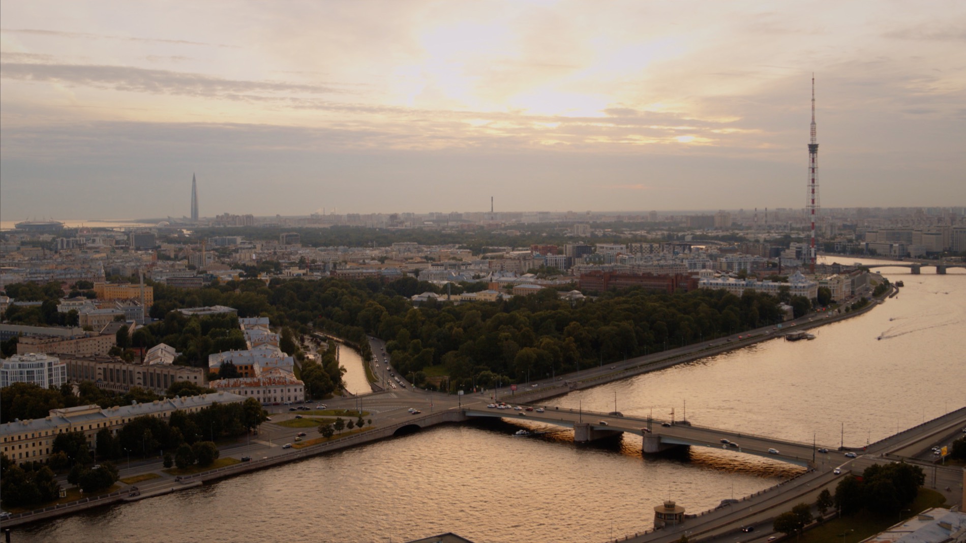 Река и мосты сверху на закате.